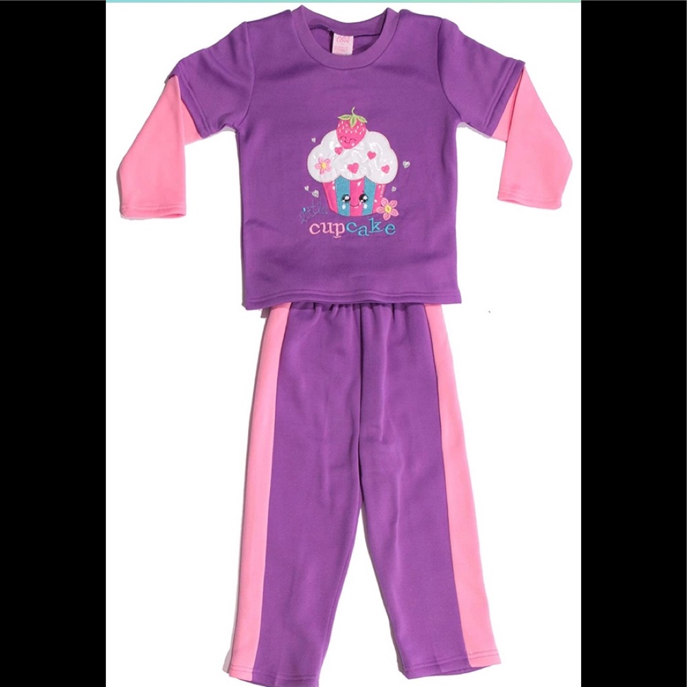 A COMFY FLEECE SET LITTLE GIRLS WILL LOVE !